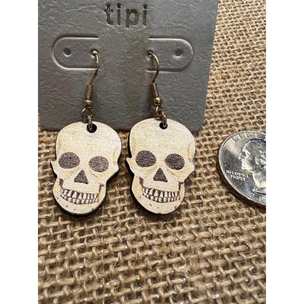 NWT Tipi Wooden Dangle Skull‎ Earrings